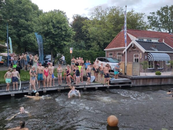 Zakelijke ochtendduik bij Wergea Bloeit trekt veel deelnemers