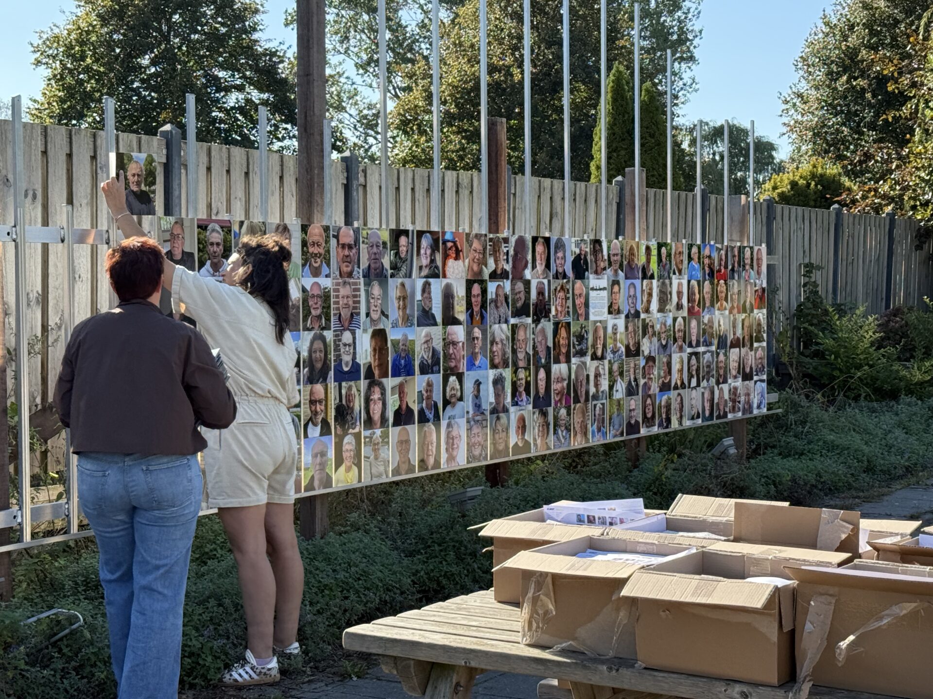 Bloeiweek leeft voort in Aldegea: nieuwe selfiewand verbindt 555 dorpsbewoners
